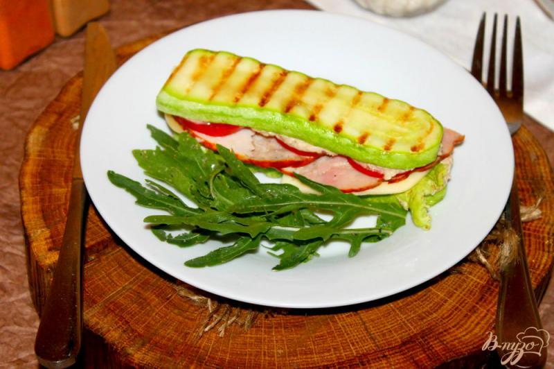 Фото приготовление рецепта: «Кабачковый сендвич» с ветчиной и сыром шаг №7