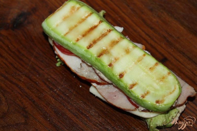 Фото приготовление рецепта: «Кабачковый сендвич» с ветчиной и сыром шаг №6