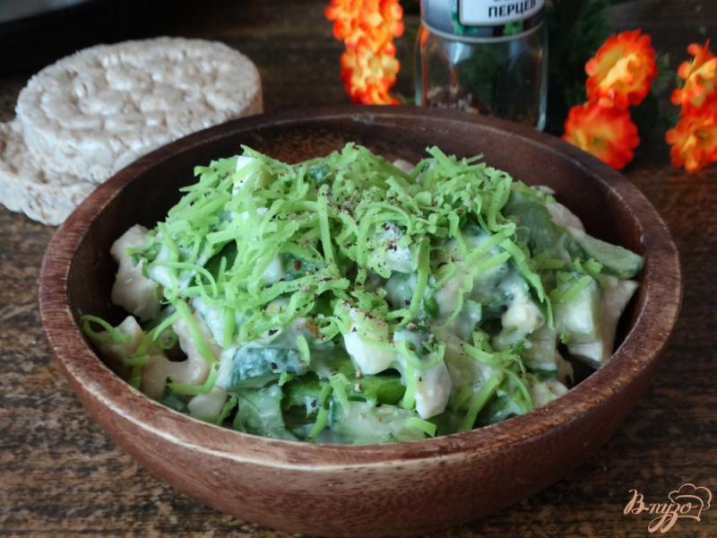 Фото приготовление рецепта: Салат с яйцом и зеленым сыром шаг №5