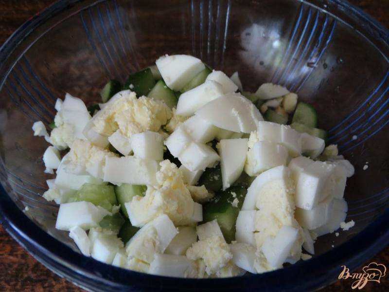 Фото приготовление рецепта: Салат с яйцом и зеленым сыром шаг №2