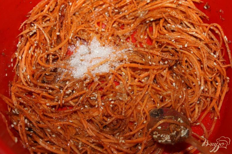 Фото приготовление рецепта: Морковь по - корейски с паприкой и кунжутом шаг №8