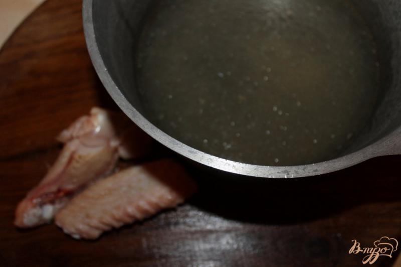 Фото приготовление рецепта: Суп с куриными крыльями и грибами шаг №1