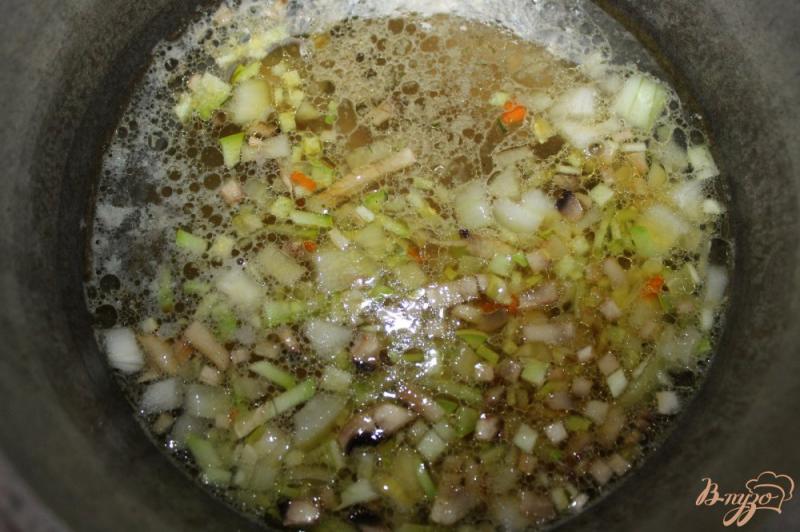 Фото приготовление рецепта: Суп с куриными крыльями и грибами шаг №4