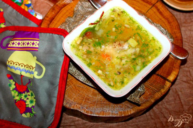 Фото приготовление рецепта: Суп с куриными крыльями и грибами шаг №7