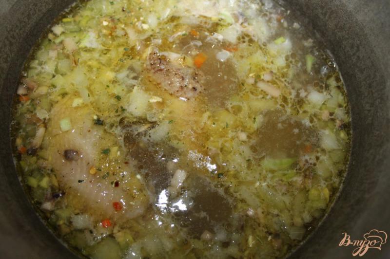 Фото приготовление рецепта: Суп с куриными крыльями и грибами шаг №5