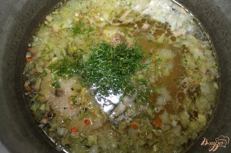 Фото приготовление рецепта: Суп с куриными крыльями и грибами шаг №6