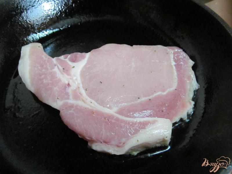 Фото приготовление рецепта: Жареный свиной стейк с травами шаг №4
