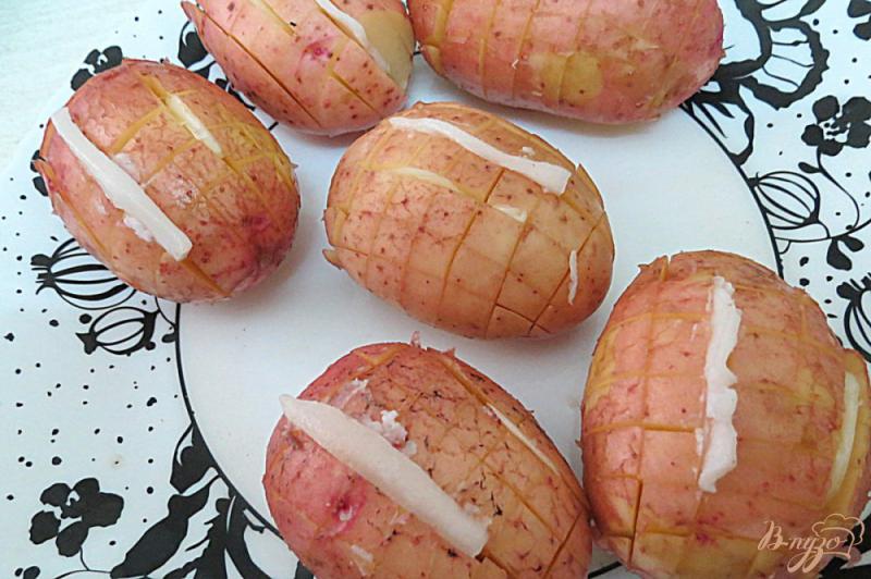 Фото приготовление рецепта: Картошка запеченная с чесноком и салом шаг №2