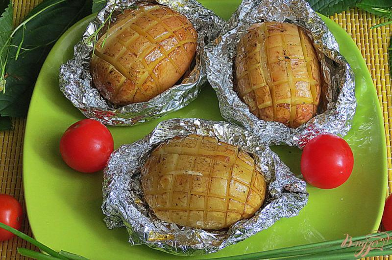 Фото приготовление рецепта: Картошка запеченная с чесноком и салом шаг №5