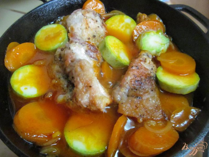 Фото приготовление рецепта: Рагу из курицы с морковью и кабачком шаг №7