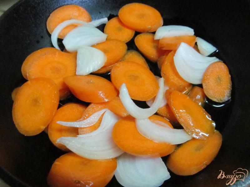 Фото приготовление рецепта: Рагу из курицы с морковью и кабачком шаг №4