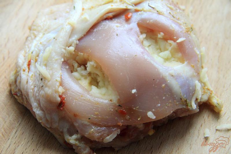 Фото приготовление рецепта: Куриные бедра с сыром и чесноком шаг №3