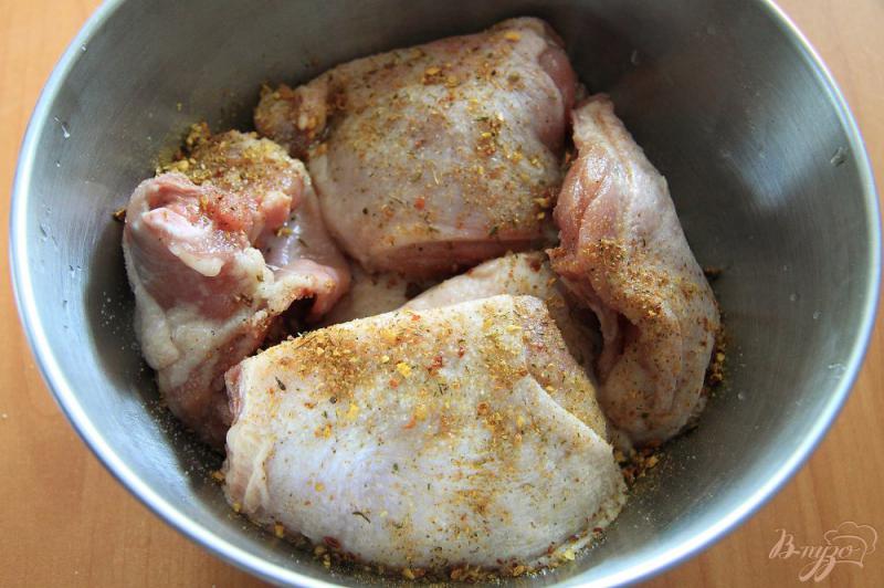 Фото приготовление рецепта: Куриные бедра с сыром и чесноком шаг №1