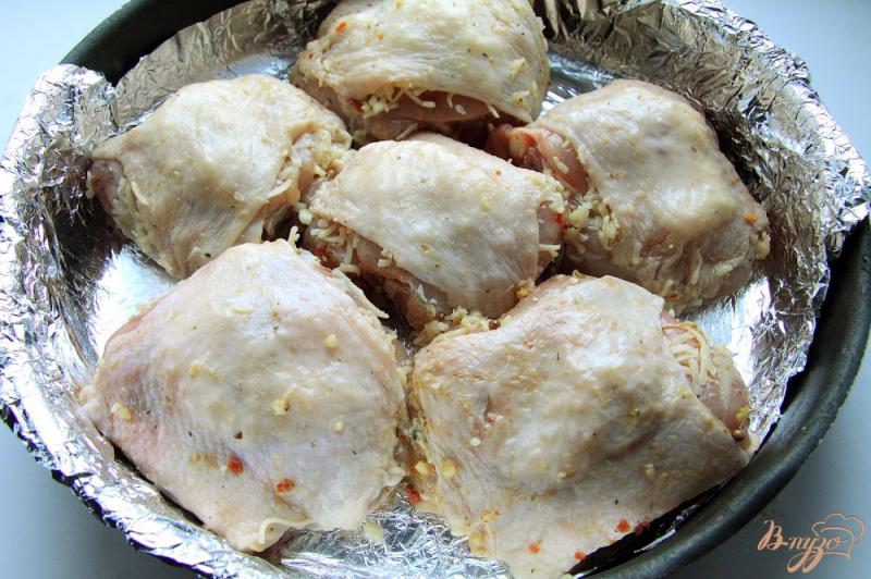 Фото приготовление рецепта: Куриные бедра с сыром и чесноком шаг №5