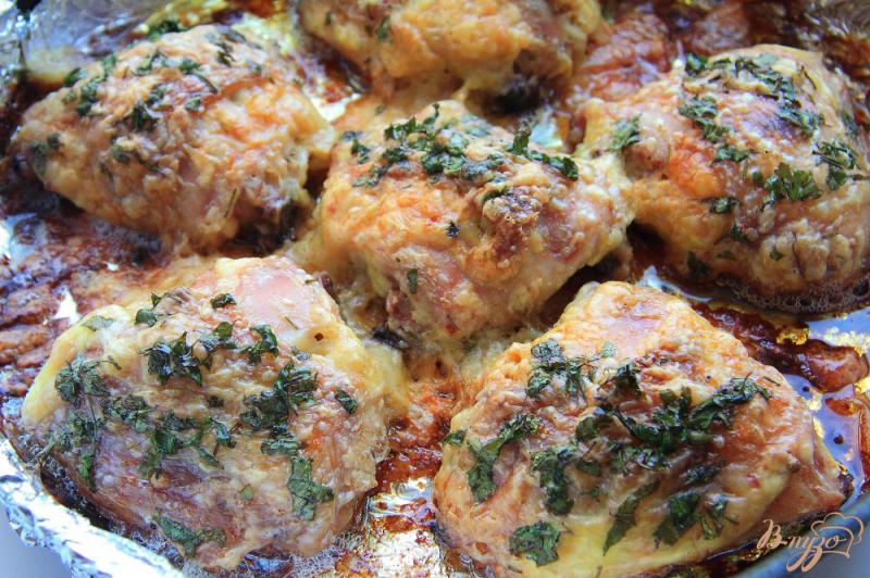 Фото приготовление рецепта: Куриные бедра с сыром и чесноком шаг №7
