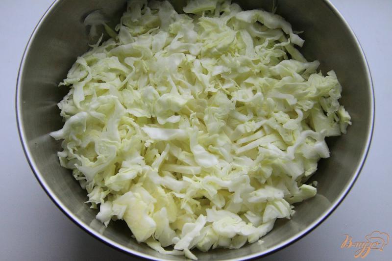 Фото приготовление рецепта: Салат из молодой капусты с огурцами и яйцами шаг №1