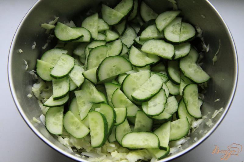 Фото приготовление рецепта: Салат из молодой капусты с огурцами и яйцами шаг №3