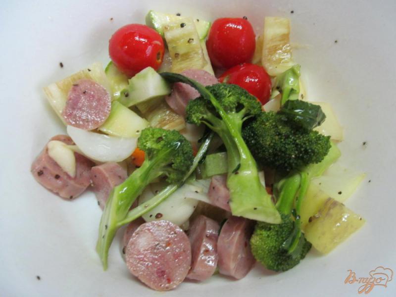 Фото приготовление рецепта: Запеченные овощи с куриной колбасой шаг №4