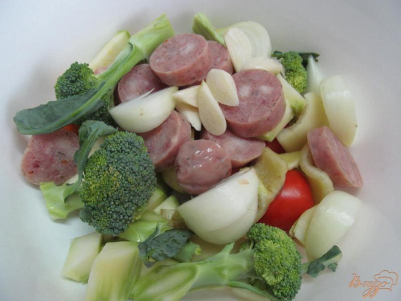 Фото приготовление рецепта: Запеченные овощи с куриной колбасой шаг №3