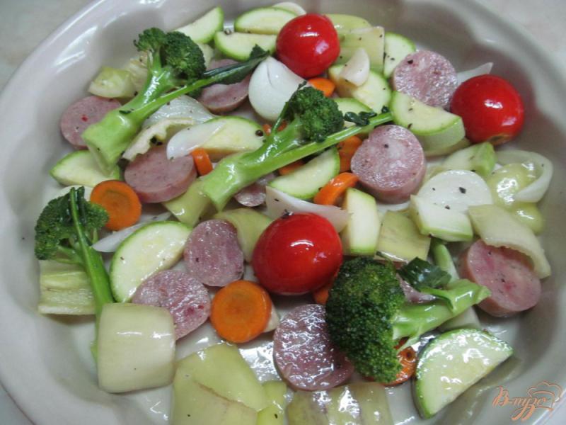 Фото приготовление рецепта: Запеченные овощи с куриной колбасой шаг №5