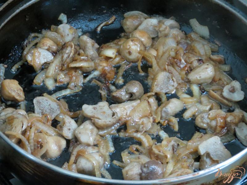 Фото приготовление рецепта: Печень с грибами в соусе шаг №3