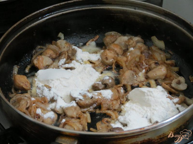Фото приготовление рецепта: Печень с грибами в соусе шаг №4
