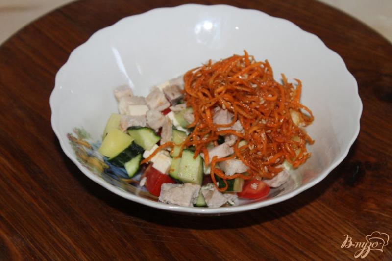 Фото приготовление рецепта: Салат с отварной свининой, сыром и корейской морковью шаг №3