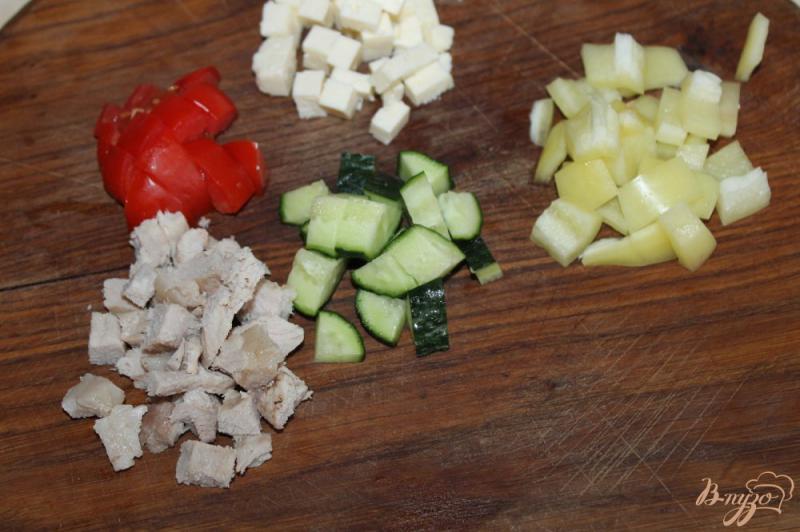 Фото приготовление рецепта: Салат с отварной свининой, сыром и корейской морковью шаг №2