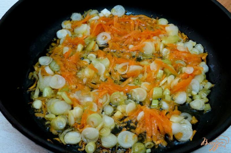 Фото приготовление рецепта: Томатный суп с грибами и капустой шаг №2