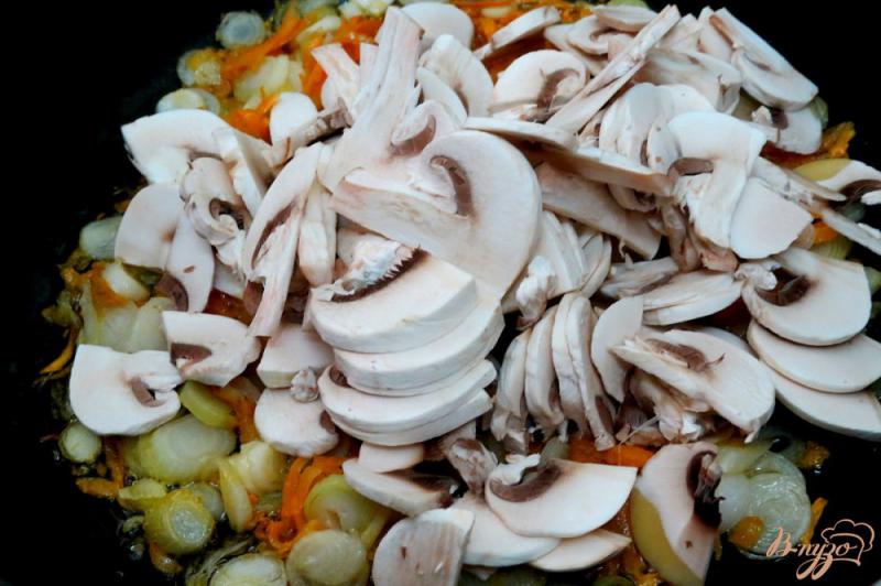 Фото приготовление рецепта: Томатный суп с грибами и капустой шаг №3