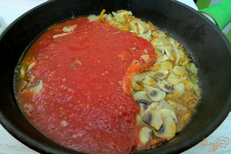 Фото приготовление рецепта: Томатный суп с грибами и капустой шаг №5