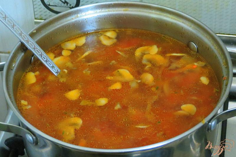 Фото приготовление рецепта: Томатный суп с грибами и капустой шаг №7
