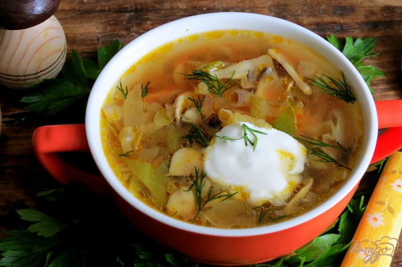 Фото приготовление рецепта: Томатный суп с грибами и капустой шаг №8
