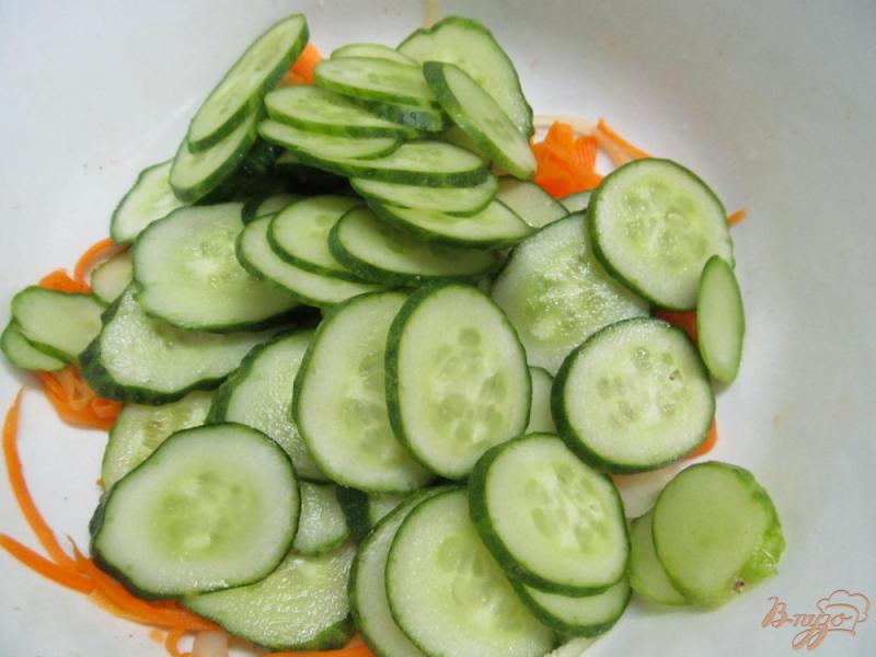 Фото приготовление рецепта: Маринованный салат из огурца с морковью шаг №2