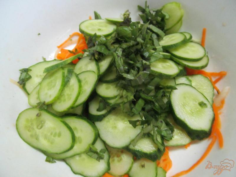 Фото приготовление рецепта: Маринованный салат из огурца с морковью шаг №3