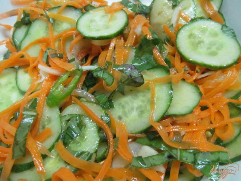 Фото приготовление рецепта: Маринованный салат из огурца с морковью шаг №4