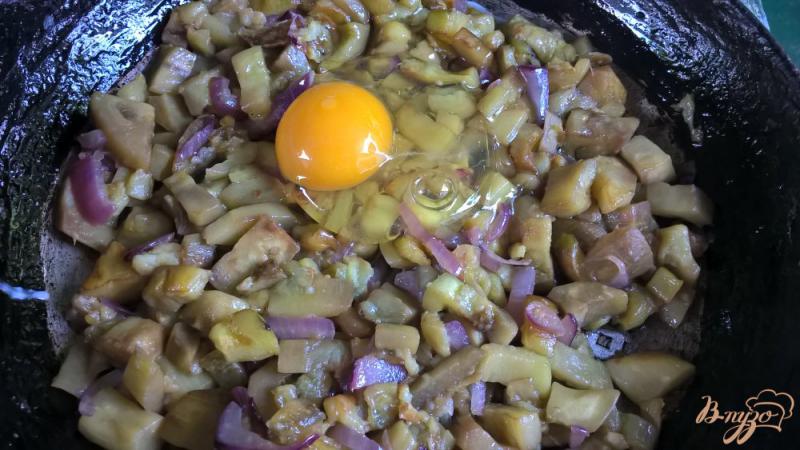 Фото приготовление рецепта: Баклажаны жареные с яйцом шаг №3