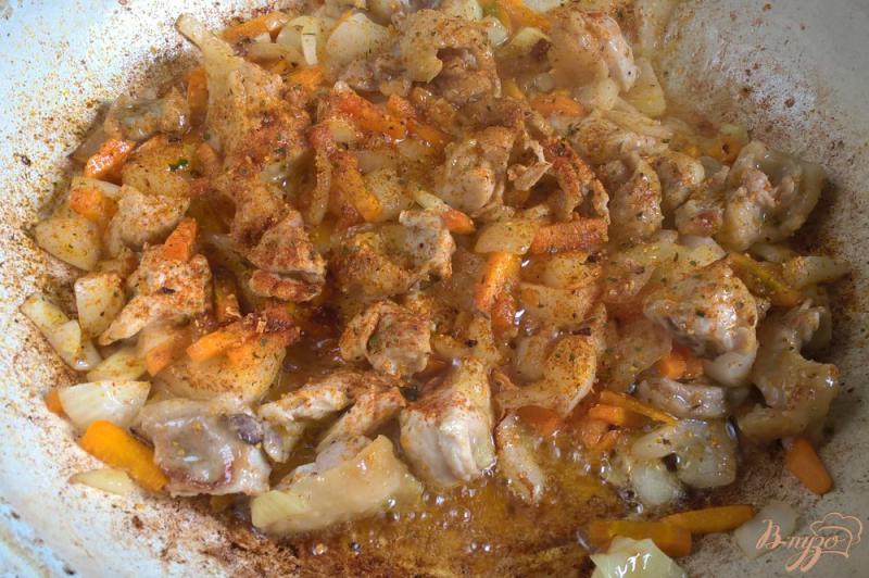 Фото приготовление рецепта: Плов с курицей, рисом басмати и карри шаг №2