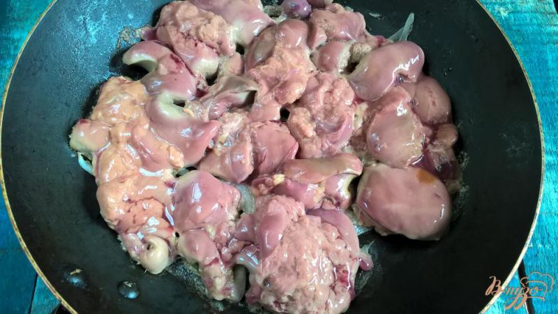 Фото приготовление рецепта: Куриная печень тушеная с грибами и помидорами шаг №2