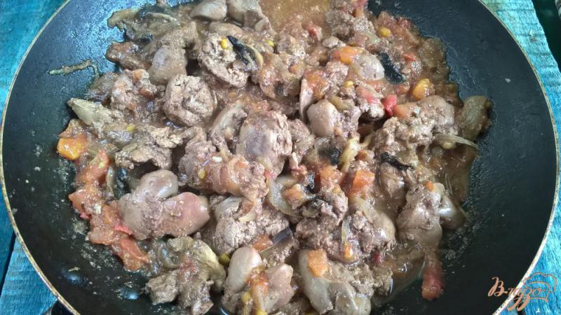 Фото приготовление рецепта: Куриная печень тушеная с грибами и помидорами шаг №5
