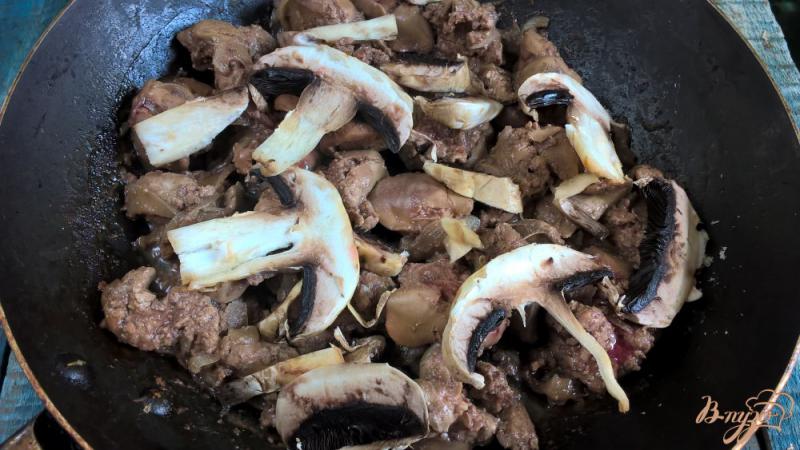 Фото приготовление рецепта: Куриная печень тушеная с грибами и помидорами шаг №3
