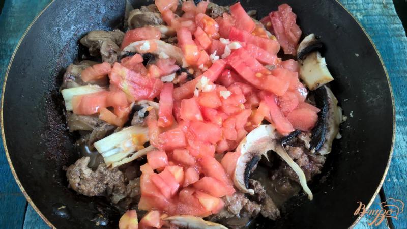 Фото приготовление рецепта: Куриная печень тушеная с грибами и помидорами шаг №4