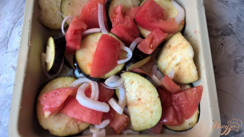 Фото приготовление рецепта: Куриные голени с баклажанами и помидорами в духовке шаг №3