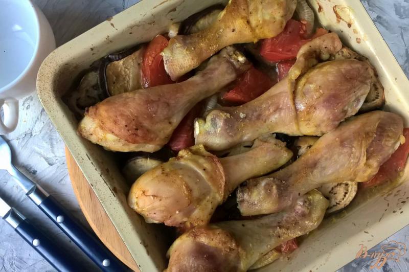 Фото приготовление рецепта: Куриные голени с баклажанами и помидорами в духовке шаг №6