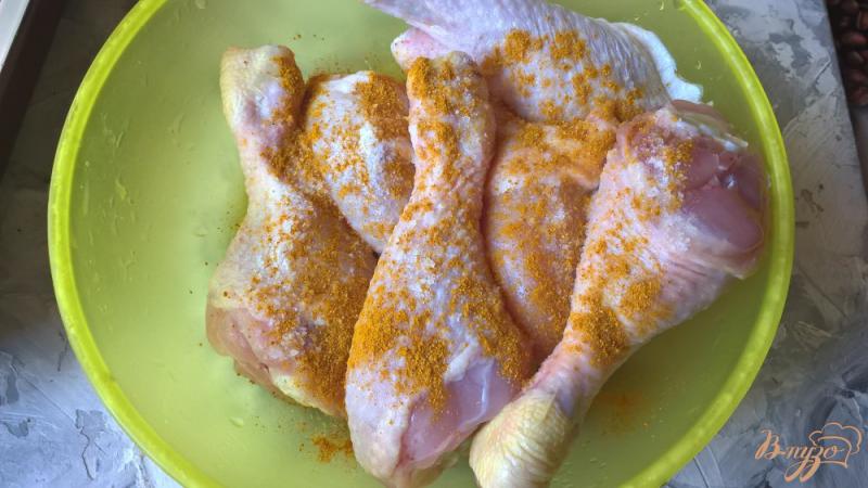 Фото приготовление рецепта: Куриные голени с баклажанами и помидорами в духовке шаг №4