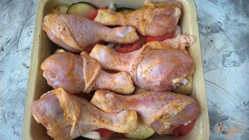 Фото приготовление рецепта: Куриные голени с баклажанами и помидорами в духовке шаг №5