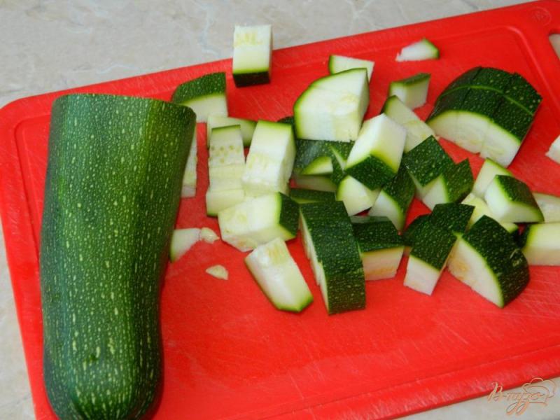 Фото приготовление рецепта: Омлет с кабачками и зеленью шаг №1