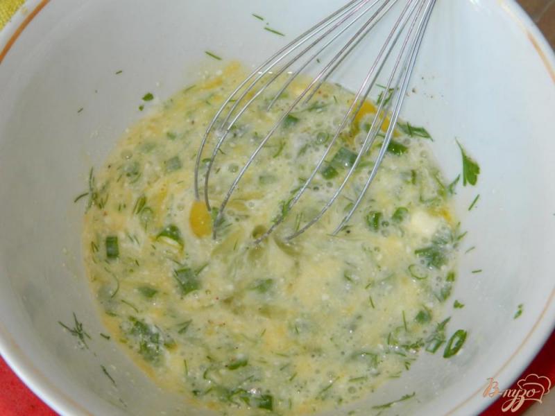 Фото приготовление рецепта: Омлет с кабачками и зеленью шаг №4
