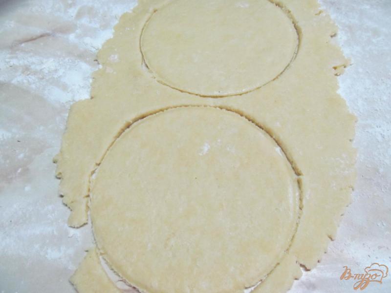 Фото приготовление рецепта: Пирожки на песочном тесте с шелковицей шаг №6