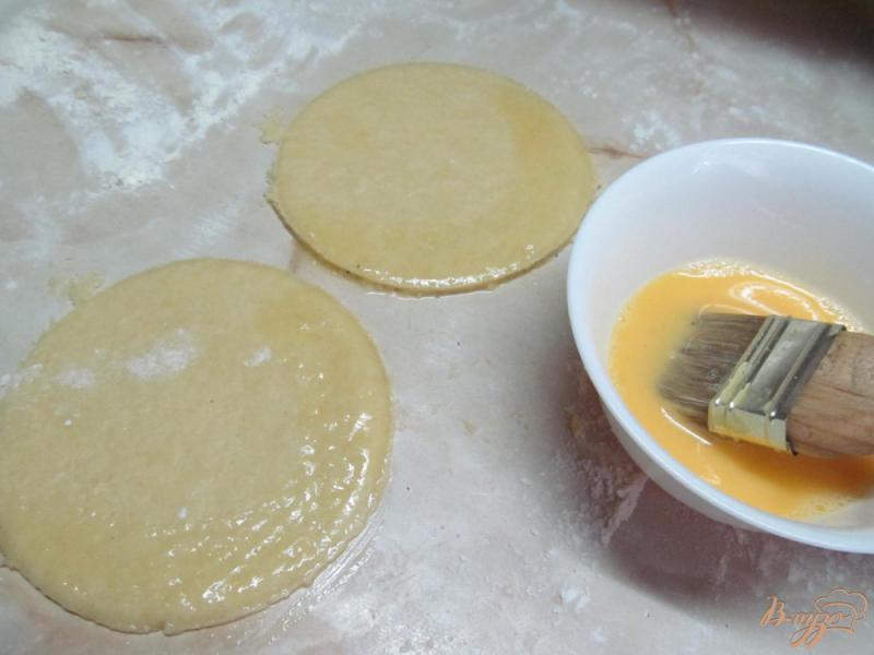 Фото приготовление рецепта: Пирожки на песочном тесте с шелковицей шаг №7